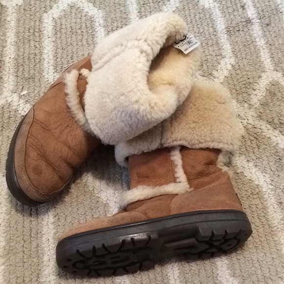 UGG Shoes - UGGS Camel 🐪 seude boots size W6